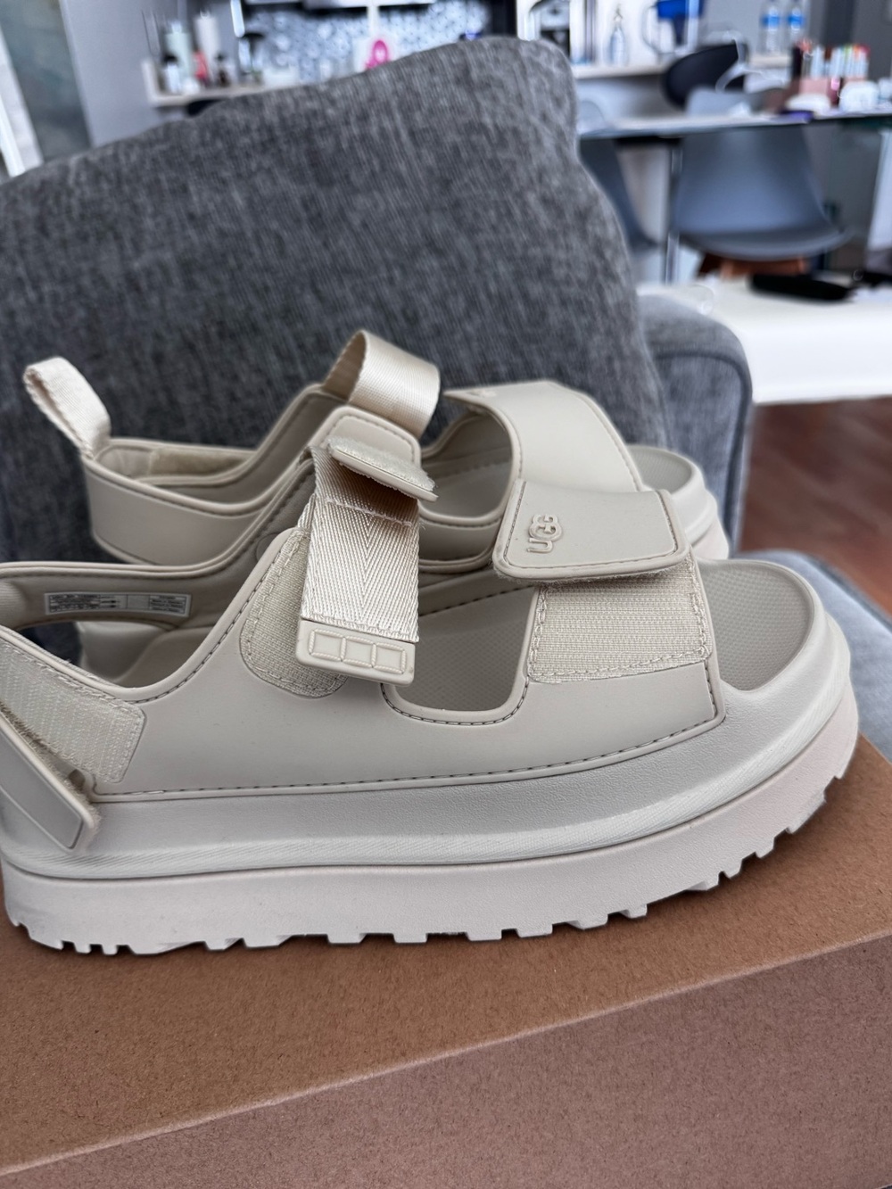 UGG GOLDENGLOW Cream Platform Sport Sandals 9 US